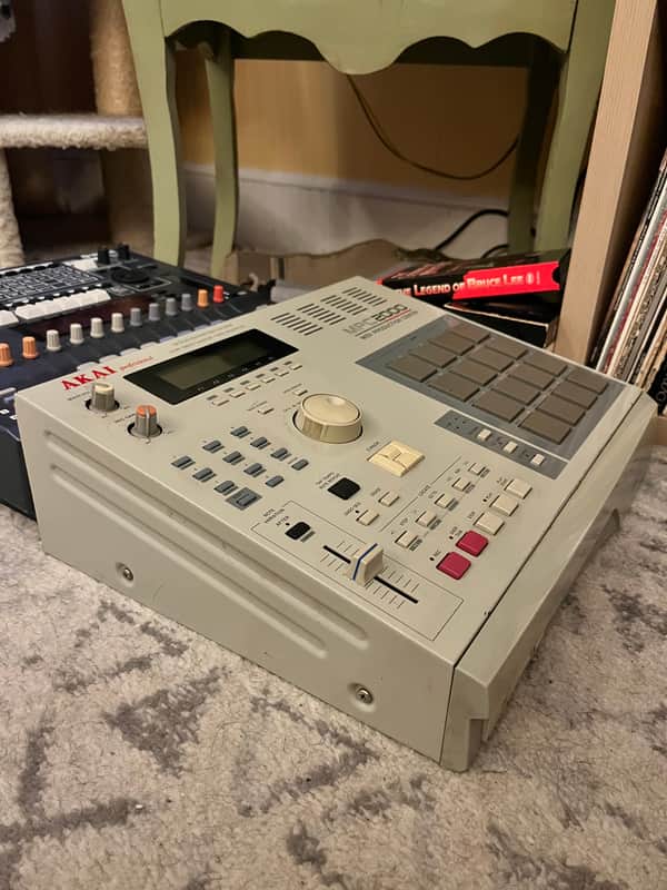 Akai MPC2000 MIDI Production Center 1997 - 2001 - Grey image 1
