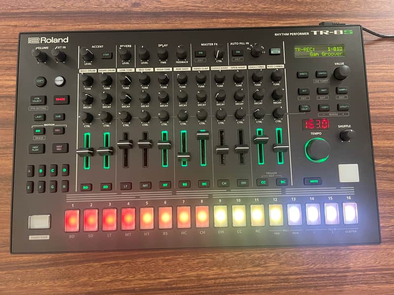 Roland TR-8S AIRA Rhythm Performer + Box and Decksaver