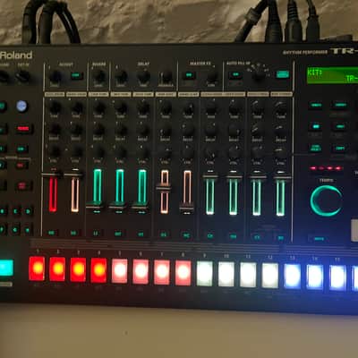 Roland TR8S - Drum machine with individual outs and sampling