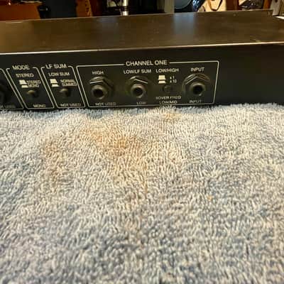 dbx 223s Stereo 2-Way / Mono 3-Way Crossover image 8