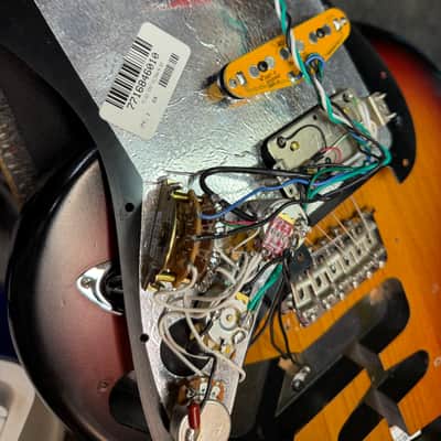 Fender Highway One Stratocaster with Maple Fretboard 2006 - 2011 - 3-Color Sunburst image 15