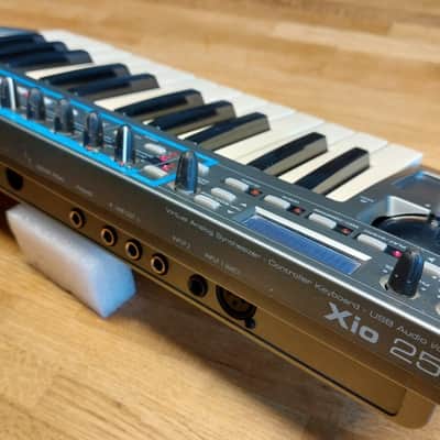 Novation XioSynth 25 10-Voice Synthesizer 2007 - Silver image 6
