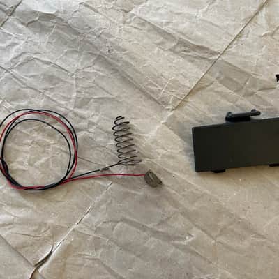 Yamaha PSR-16 battery compartment door and terminal clips VGC image 2