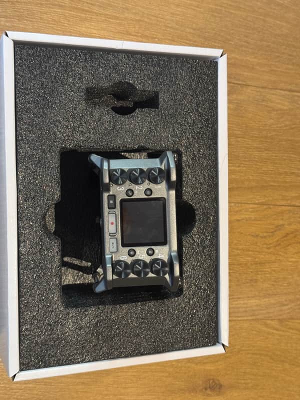 Zoom F6 Multitrack Field Recorder 2010s - Black image 1