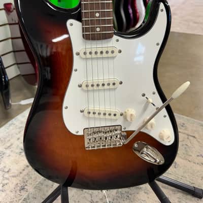 Squier Classic Vibe '60s Stratocaster with Laurel Fretboard - 3-Color Sunburst image 4