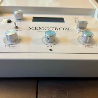 Manikin Electronic Memotron Keyboard 2010s - White image 2