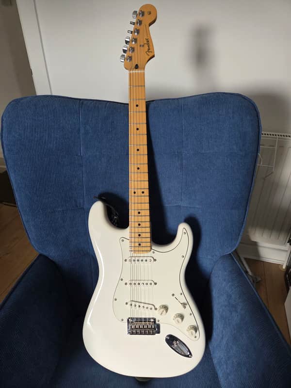 Fender Player Stratocaster with Maple Fretboard 2018 - 2024 - Polar White image 1