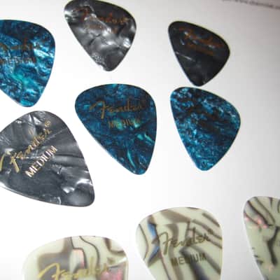 Fender 15 Medium Premium Guitar Picks W/ Metal Nostalgia Case image 5