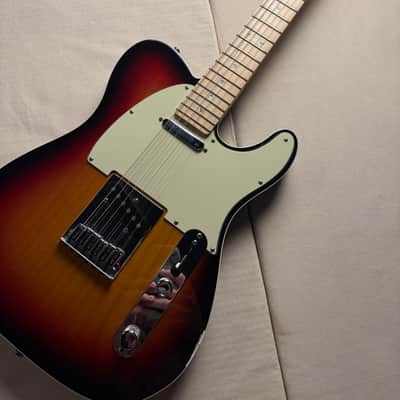 Fender American Deluxe Telecaster with Maple Fretboard 2004 - 2010 - 3-Color Sunburst image 3