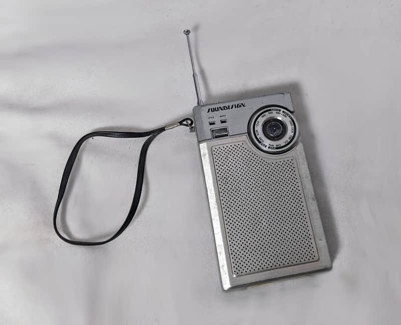 Vintage Sound Design AM FM Transistor Radio Model 2145 – B image 1