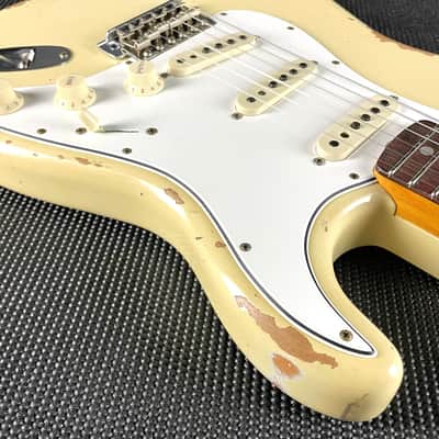 Fender Custom Shop 1967 Stratocaster, Heavy Relic- Aged Vintage White image 6