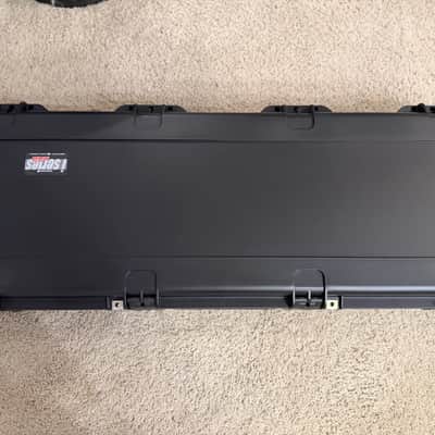 SKB 3i-4214-56 Injection Molded Les Paul Guitar Flight Case with TSA Latches & Wheels image 5