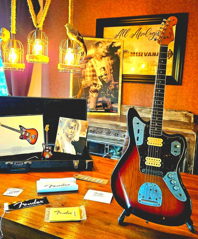 Collection item Fender Kurt Cobain Road Worn Jaguar 2012 - 2015 - 3-Color Sunburst