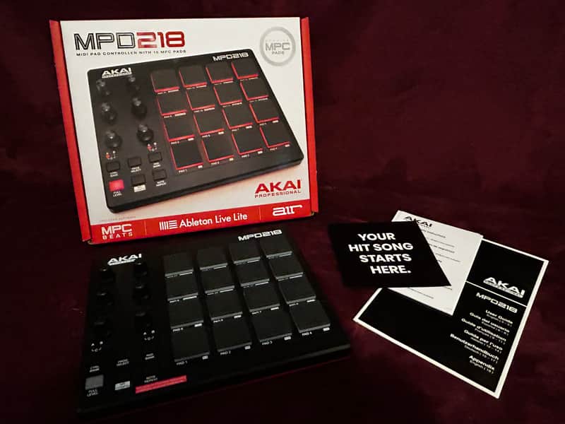 Akai MPD218 2015 - Present Black image 1