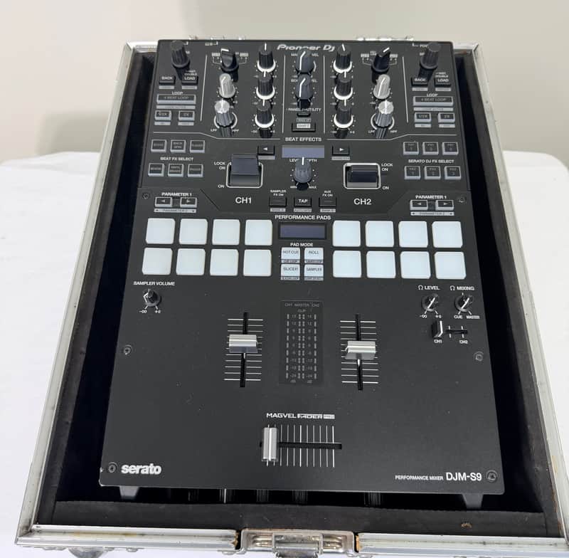Pioneer DJM-S9 Serato DJ Pro Battle Mixer w/ Odyssey Flight Case