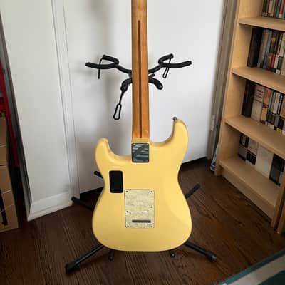 Fender Deluxe Roadhouse Stratocaster with Maple Fretboard 2014 - 2015 - Vintage White image 5