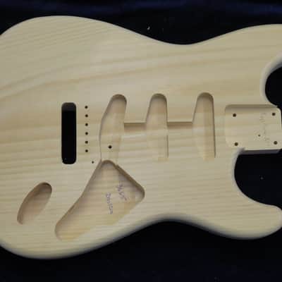 1 Piece 40yr Aged Pine Strat Style body - 2lbs 12oz #3665 *IMPORT CHARGES INCLUDED image 2