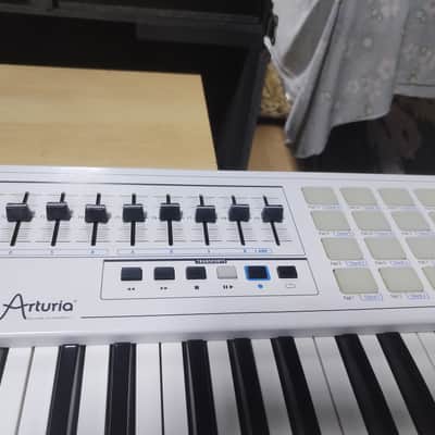 Arturia KeyLab 61 MIDI Controller 2013 - 2017 - White image 6