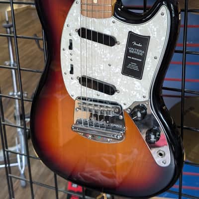 Fender Vintera ’60s Mustang 3-Color Sunburst – 2021 NOS w/ Deluxe Gig Bag image 2