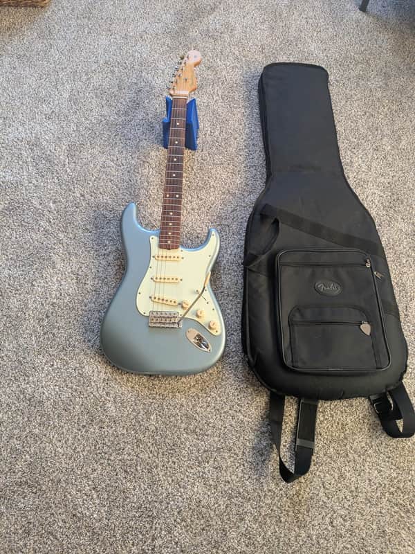 Fender Vintera '60s Stratocaster with Pau Ferro Fretboard 2019 - 2023 - Ice Blue Metallic