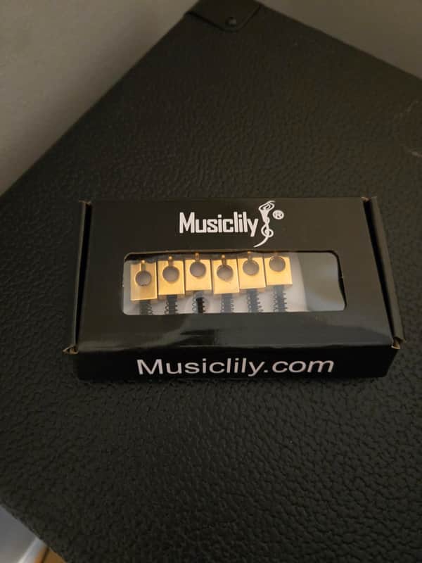 Musiclily Pro 52.5mm (2-1/16 inch) String Spacing Saddle Hardtail Fixed Bridge Non-Tremolo Bridge for Strat Style Electric Guitar, Gold - Gold image 1