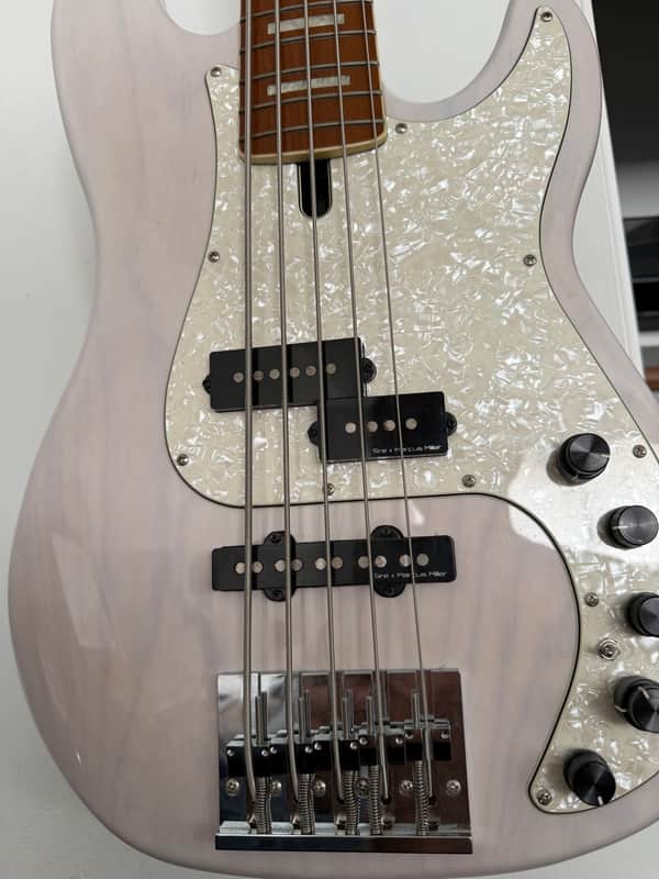 Sire Marcus Miller P8 5 string