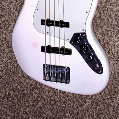 2022 fender Player Jazz Bass V with Pau Ferro Fretboard Polar White electric guitar image 1
