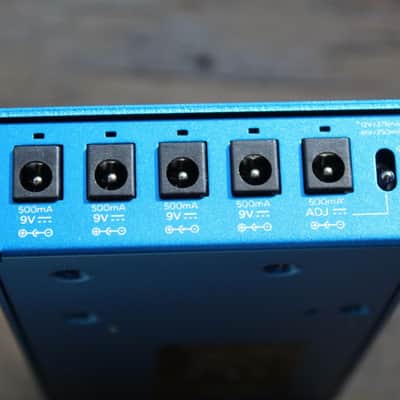 Strymon Zuma R300 5-Output Ultra Low-Profile High Current DC Power Supply Blue image 8