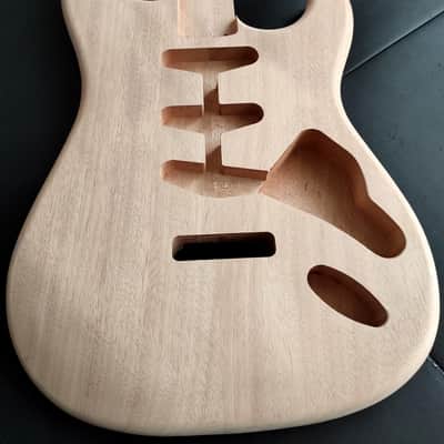 Mahogany light 2 pieces Body Stratocaster Style less than 1.7kilos (-3,75lb), Un image 6