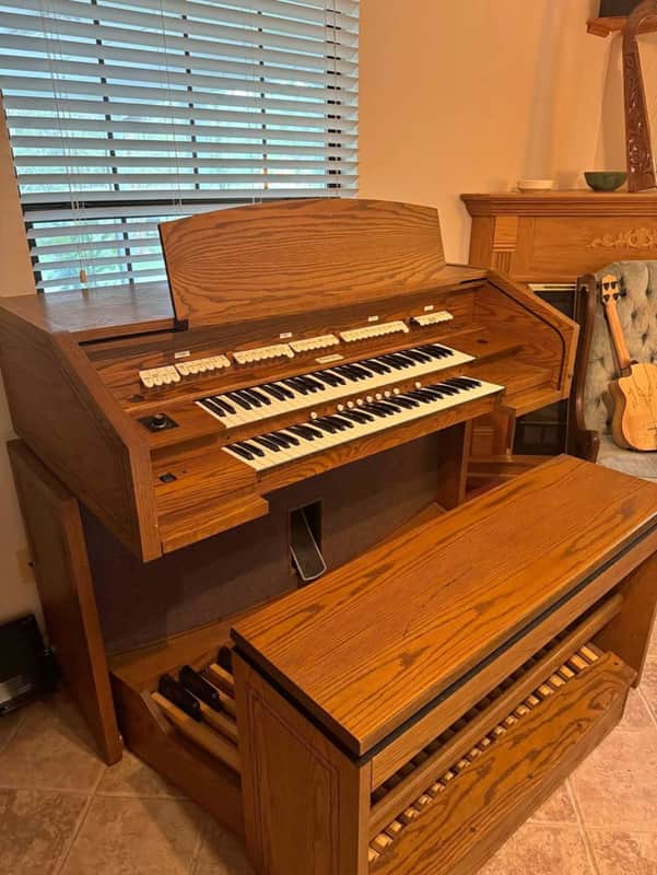 Allen Organ w/ Premium Built-In Speakers, 32 Note Concave Pedalboard and Organ Bench! image 1