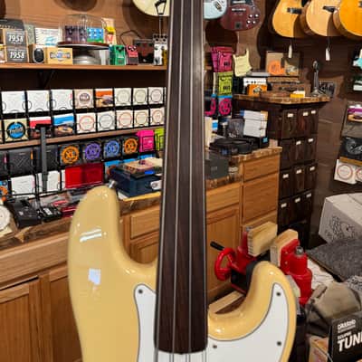 1982 Fender Fretless Precision Bass image 6