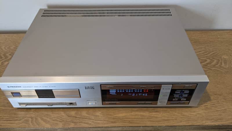 Pioneer P-D70 CD Compact Disc Player / Works / Super Clean / Rare