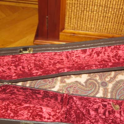 new open box very near A+ genuine Taylor Grand Auditorium Deluxe Brown Hardshell Case (5201-55) textured dark brown vinyl over 3-ply wooden structure, Foam padding covered w/ red plush crushed velvet lining, brass plated latches, padded handle image 12