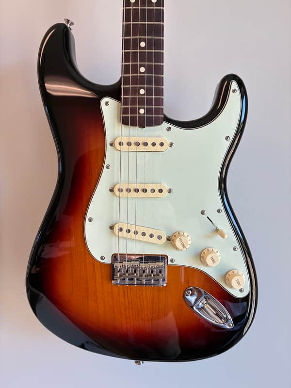 Fender Robert Cray Artist Series Signature Stratocaster 2003 - Present - 3-Color Sunburst