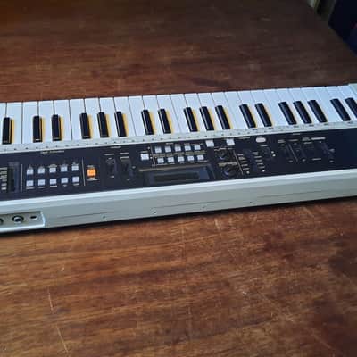 Casio MT-70 Casiotone 49-Key Synthesizer 1982 - 1984 - White / Black image 5