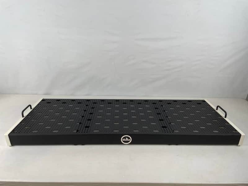 Temple Audio TRIO 43 Pedalboard, 43.2" x 16.5", Vintage White image 1