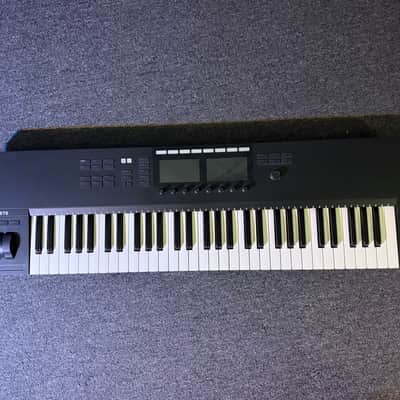 Native Instruments Komplete Kontrol S61 Mk2 2010s - Black image 1