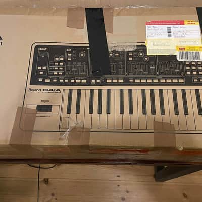 Roland SH-01 GAIA 37-Key Digital Synthesizer 2010 - 2012 - White image 2