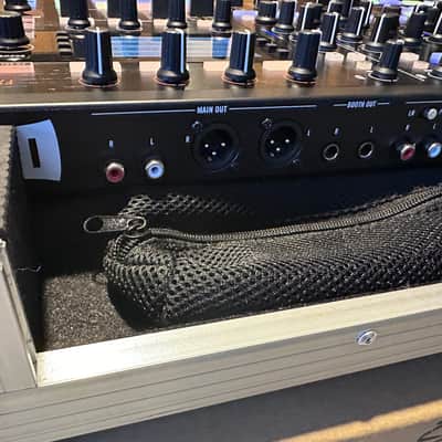 Native Instruments Traktor Kontrol S8 with Flight Case image 15