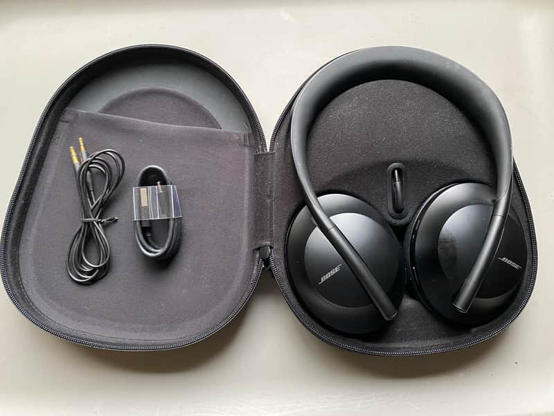 Bose Headphones 700 Wireless Noise Canceling with charging case (Read) image 1