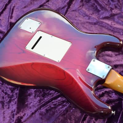 Blade Levinson RH Strat-style guitar*sounds/plays/looks really great! Top quality made in Japan ca.1992/93*has handmade passive Leosounds PU's*fine trem with roller bridges*frets are 100%*1799€ imagen 3