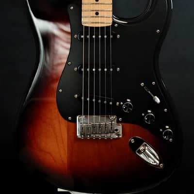 Fender Player Stratocaster with Maple Fretboard 2018 - 2024 - 3-Color Sunburst image 1
