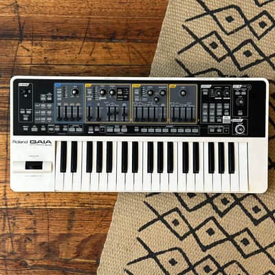 Roland SH-01 GAIA Synthesizer