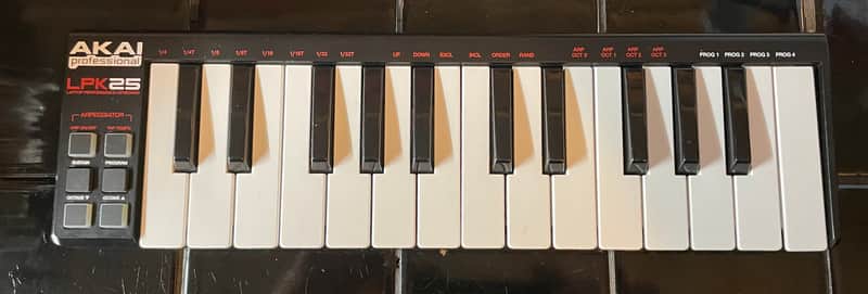 Akai Professional LPK25 Mini MIDI Keyboard image 1