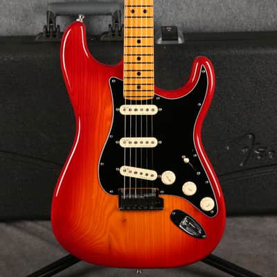Fender American Ultra Luxe Stratocaster - Plasma Red Burst - 2nd Hand