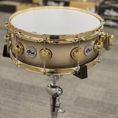 DW COLLECTOR'S 14X5 SSC MAPLE SNARE DRUM NATURAL TO EBONY SATIN OIL BURST | GOLD HARDWARE - FLOOR MODEL image 4
