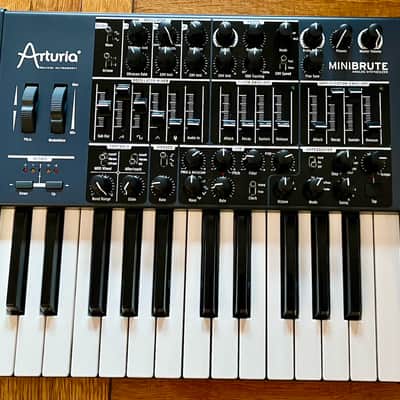 Arturia MiniBrute 25-Key Synthesizer 2012 - 2018 - Black image 1