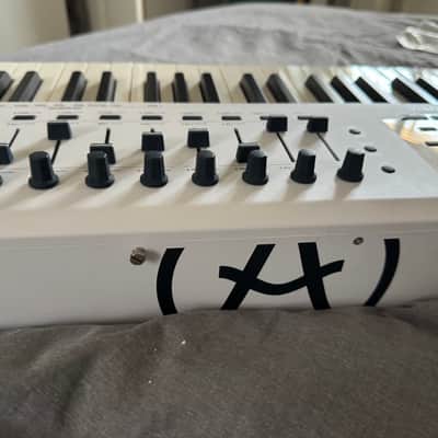 Arturia KeyLab 88 MkII MIDI Controller 2019 - Present - White image 12