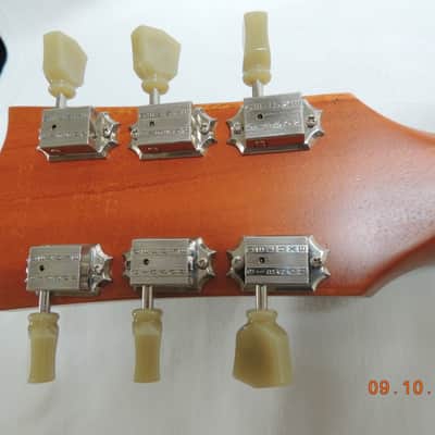 2011 Gibson 60's Tribute Les Paul Studio Electric Guitar (P90 Pick ups) w/ gig bag. Honeyburst image 10