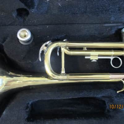 Glory brand trumpet with case and mouthpiece. image 2